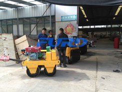 福瑞得機(jī)械手扶雙輪壓路機(jī)，二次結(jié)構(gòu)澆筑泵及時(shí)包貨